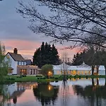 The Manor At Minstrel Court With Hot Tub